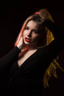 Kırmızı dudaklar ve uzun dalgalı saç ov poz ile harika sarışın kız