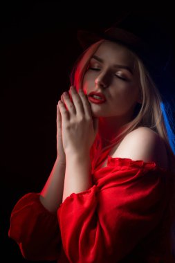 Kapalı gözlerle şehvetli sarışın kız poz closeup portresi