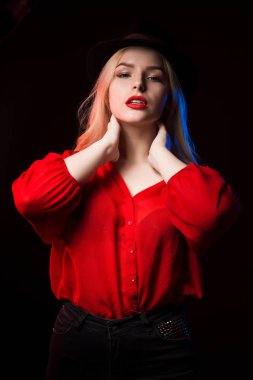 Genç ve güzel model kırmızı dudaklar mavi gölgeli poz ile 