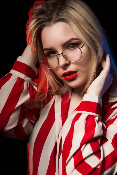 Çizgili bluz giyen, poz bardaklarda baştan çıkarıcı sarışın kız 