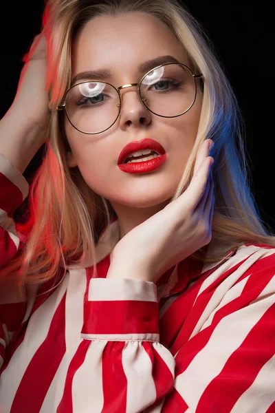 Genç ve güzel gözlük modelinde zekâ poz bluz, çizgili