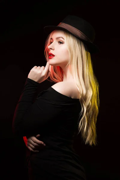 Kırmızı dudaklar karanlık bir arka plan üzerinde poz ile şaşırtıcı genç kadın — Stok fotoğraf