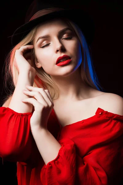 Nahaufnahme Porträt der schönen blonden Model mit geschlossenen Augen, posiert — Stockfoto
