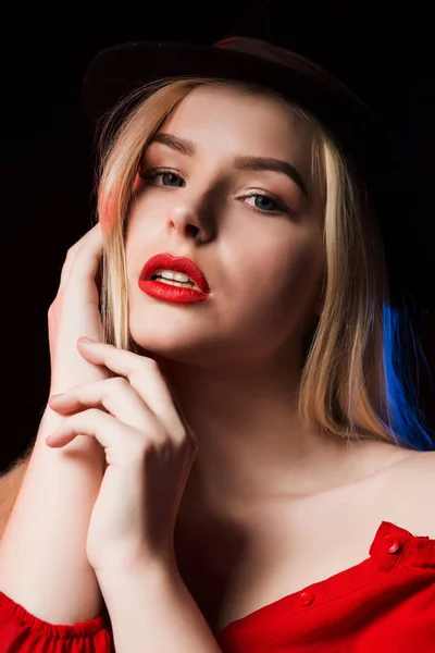 Moda rubia dama con los labios rojos posando en la sombra con —  Fotos de Stock