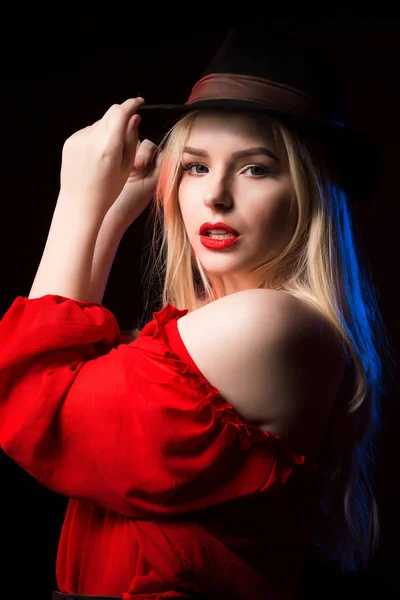 Jovem elegante com lábios vermelhos posando na sombra com azul — Fotografia de Stock