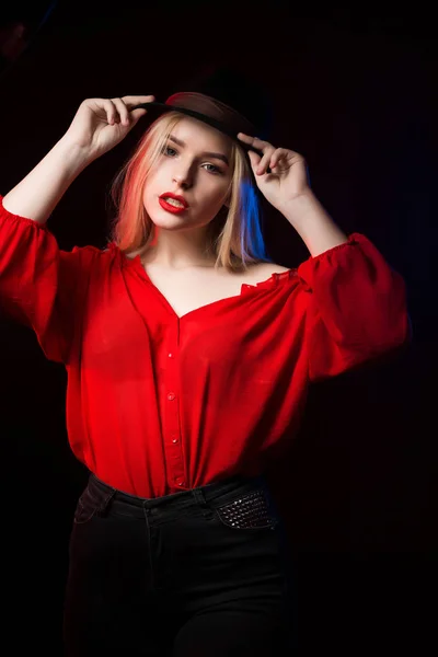 Élégante fille blonde avec des lèvres rouges, portant un chapeau, posant dans le sh — Photo