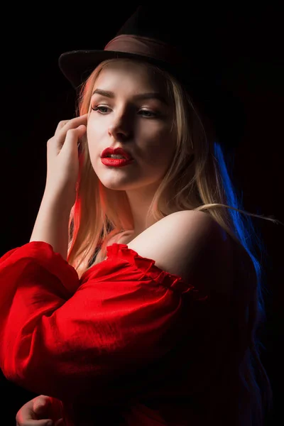 Closeup retrato de luxuosa jovem mulher usando chapéu, posando em — Fotografia de Stock