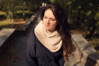 Harika esmer modeli uzun dalgalı saç w ile kentsel portresi