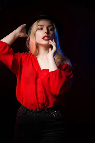 Mulher loira atraente com lábios vermelhos posando na sombra com — Fotografia de Stock