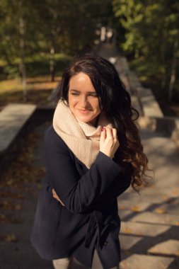 Uzun dalgalı saç wal memnun esmer modeliyle kentsel portresi