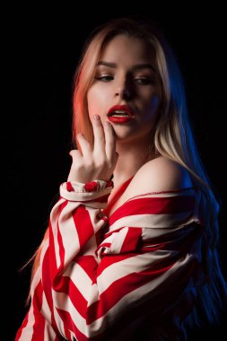 Kırmızı dudaklar ve poz çıplak omuzları ile harika sarışın model 