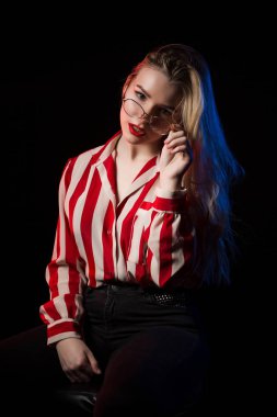 Stüdyo portre sarışın modelde şık şerit gözlük