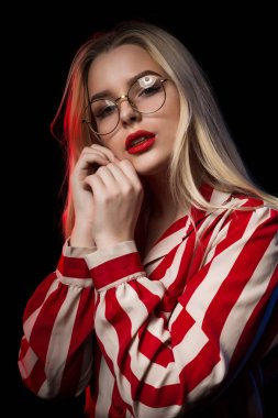Çi gözlük güzel sarışın kız portresi stüdyo