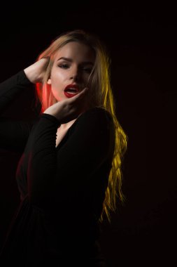 Genç ve güzel model parlak makyaj üzerinde karanlık bir backgro poz ile