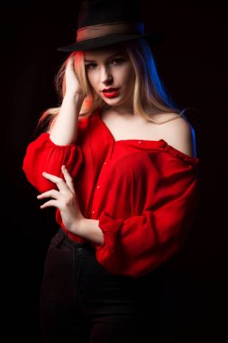 Kırmızı dudaklar blu gölgeli poz ile baştan çıkarıcı genç bayan