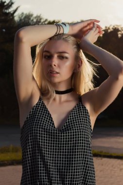 Sihir sarışın kadın chocker, bilezik ve özel poz 