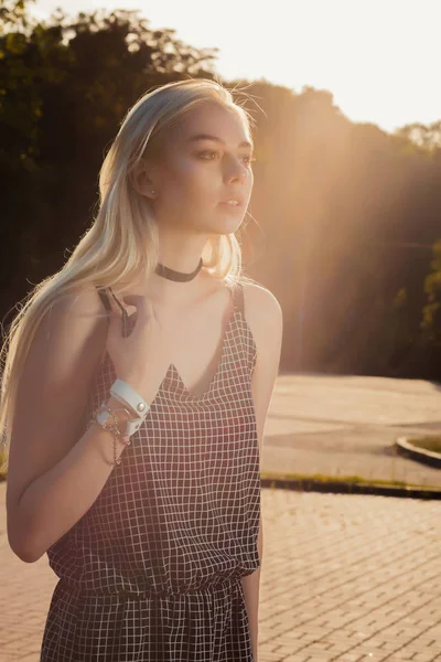 Modelo loira atraente em preto romper posando na cidade em su — Fotografia de Stock