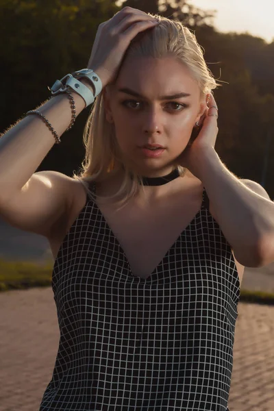 Close-up retrato de luxuoso jovem mulher vestindo chocker e br — Fotografia de Stock