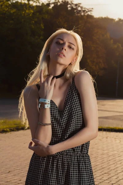 Lyxiga blond modell bär chocker, armband och Sparkdräkt poserar — Stockfoto