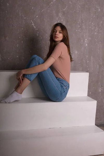 Test-Fotoshooting für junge hübsche Mädchen in Jeans-Shorts und — Stockfoto