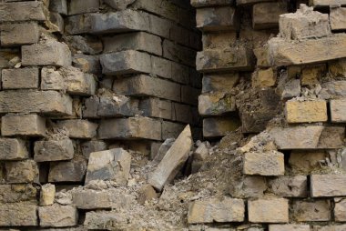 Kırık sarı tuğla duvar