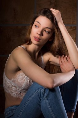Test fotoğraf çekimi için genç seksi model mavi kot pantolon ve lac