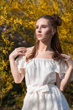 Beyaz La çiçeklenme tree yakınındaki poz romantik esmer kız