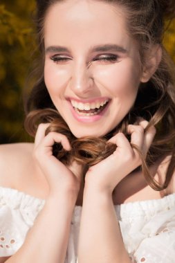 Güzel makyaj blo poz ile pozitif esmer kız