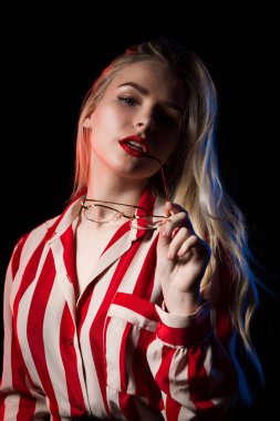 Şerit gözlük şehvetli sarışın kız portresi stüdyo