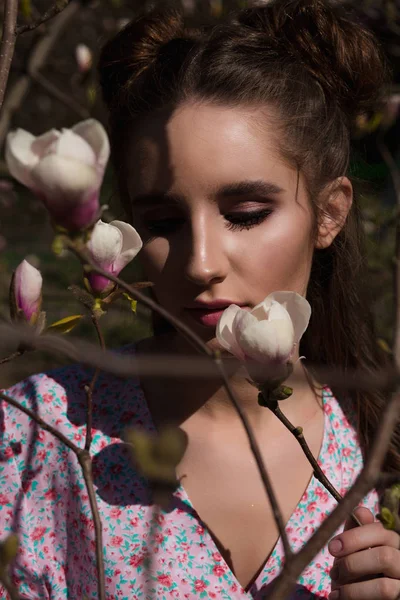 Retrato de belleza de tierna chica morena posando cerca de la floración — Foto de Stock