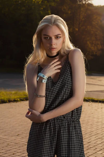 Förförisk Blond flicka klädd chocker, armband och Sparkdräkt posin — Stockfoto