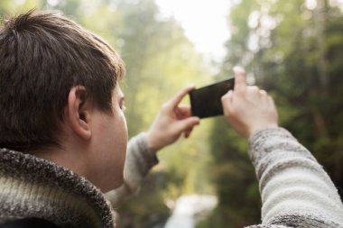 Erkek turist alarak görüntü onun smartphone üzerinde Karpatlar ormanında
