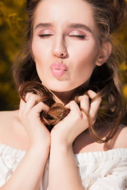 Genç esmer modeli mükemmel cilt ve makyaj, hava gönderme ile portre çekim öp 