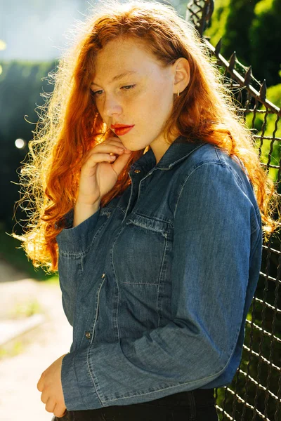 Romantik Kırmızı saçlı kız kot gömlek Street güneş ışınlarının poz