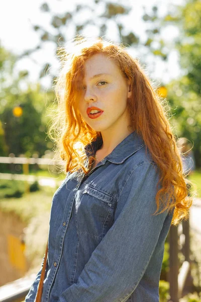 Linda Menina Cabelos Vermelhos Camisa Jeans Posando Raios Sol Rua — Fotografia de Stock