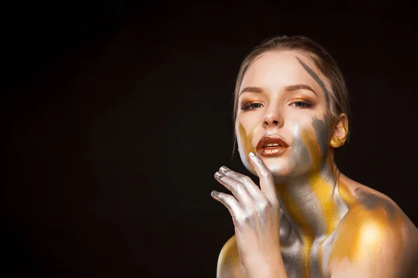 Estúdio Beleza Retrato Mulher Loira Luxuosa Com Tinta Ouro Prata — Fotografia de Stock