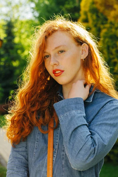 Muhteşem Redhead Genç Kadın Parkta Güneş Işınlarının Poz Mavi Kot — Stok fotoğraf