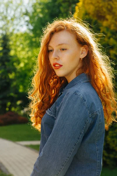 Impresionante Pelirroja Joven Con Camisa Mezclilla Azul Posando Rayos Sol — Foto de Stock