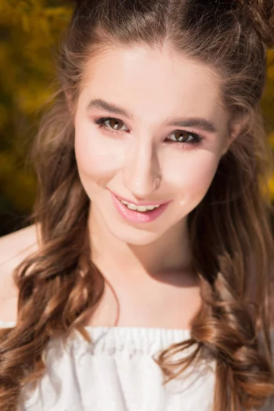 Closeup Portret Van Lachende Brunette Vrouw Met Perfecte Huid Naakt — Stockfoto