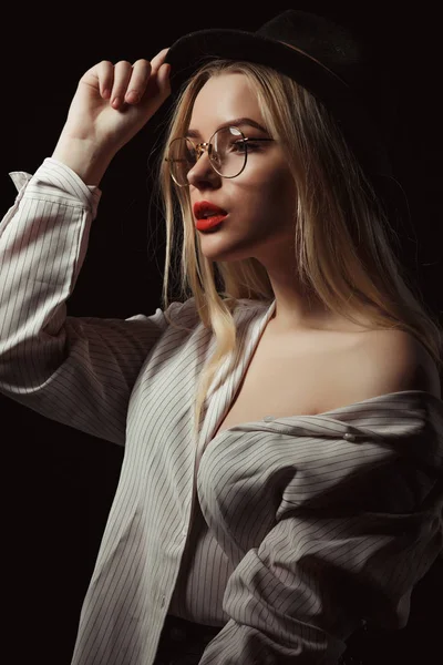 Mujer Rubia Moda Gafas Sombrero Llevando Camisa Con Hombros Desnudos —  Fotos de Stock