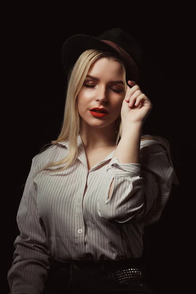 Increíble Mujer Rubia Gafas Sombrero Posando Con Luz Dramática Estudio — Foto de Stock