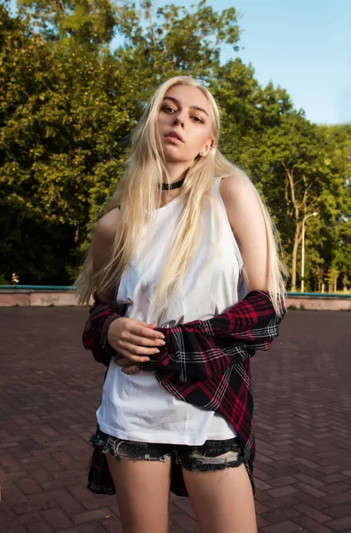 Förförisk Blond Kvinna Med Långt Hår Casual Kläder Och Poserar — Stockfoto