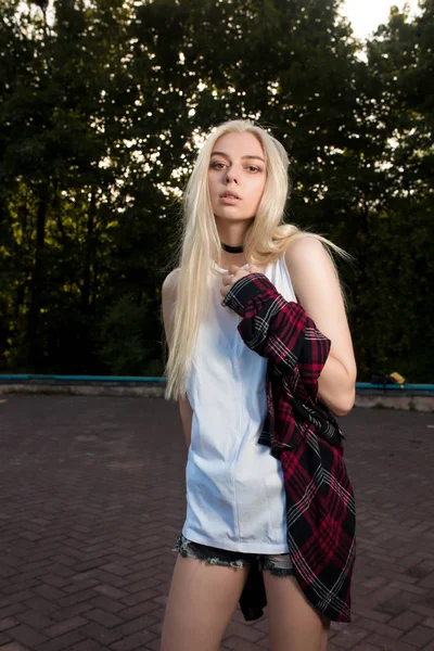 Belle Jeune Femme Aux Cheveux Longs Portant Des Vêtements Décontractés — Photo