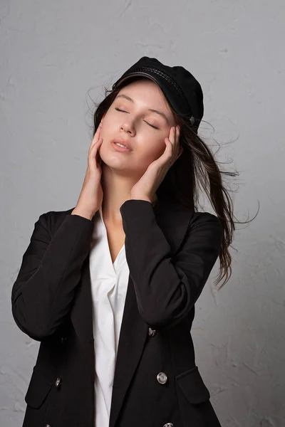 Romantisch meisje draagt stijlvolle outfit poseren in de studio — Stockfoto