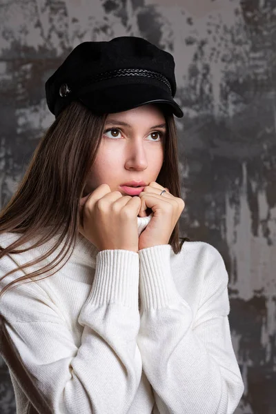 세련 된 소녀 의귀 덮개와 뜨개 질 한 스웨터 — 스톡 사진