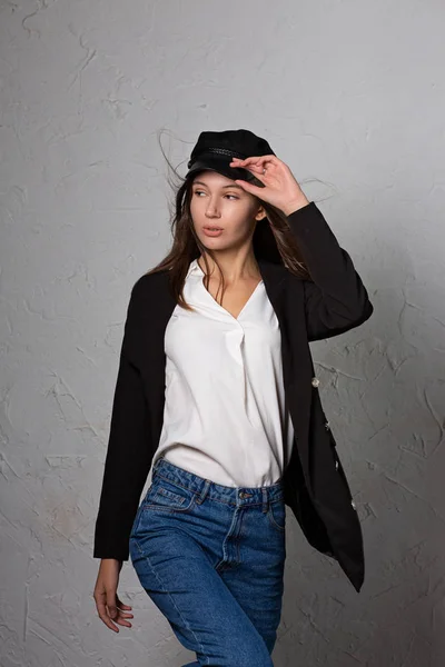 Привлекательная девушка носит стильный наряд позирует в студии — стоковое фото