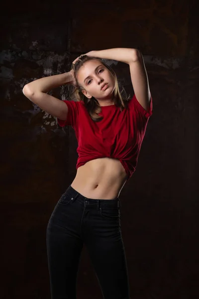 Test schieten voor blond model draagt rood t-shirt — Stockfoto
