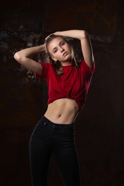 Prueba de tiro para modelo rubio lleva camiseta roja — Foto de Stock