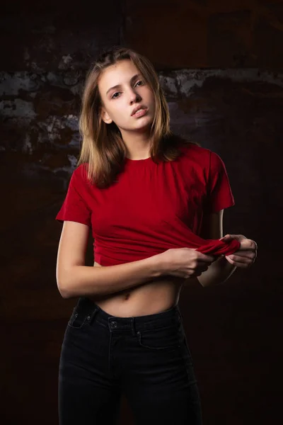 Δοκιμαστική σκοποβολή για μοντέρνο κορίτσι φοράει t πουκάμισο — Φωτογραφία Αρχείου