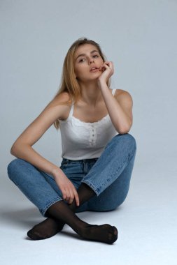 Romantik kız şık kıyafetler giyer. 